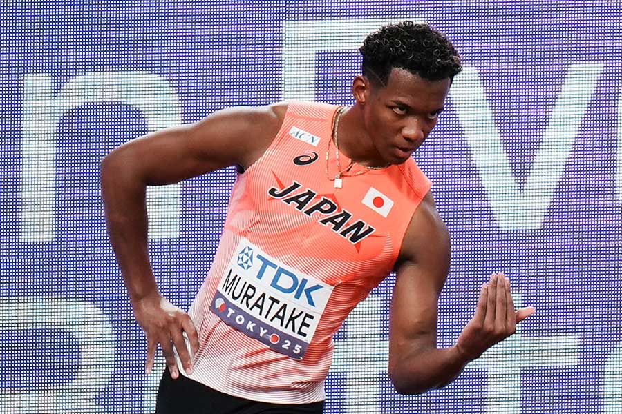 男子110メートル障害決勝でジョジョ立ちする村竹ラシッド【写真：中戸川知世】