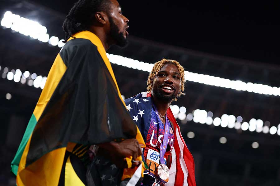 男子100メートル、キシェーン・トンプソン（左）と会話するノア・ライルズ【写真：ロイター】