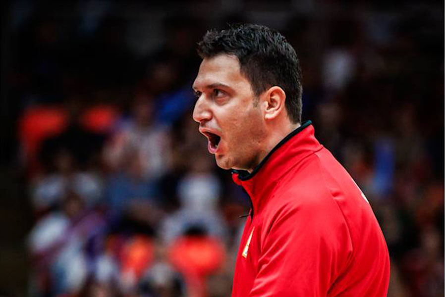 バレー女子日本代表のフェルハト・アクバシュ監督【写真:Volleyball World提供】