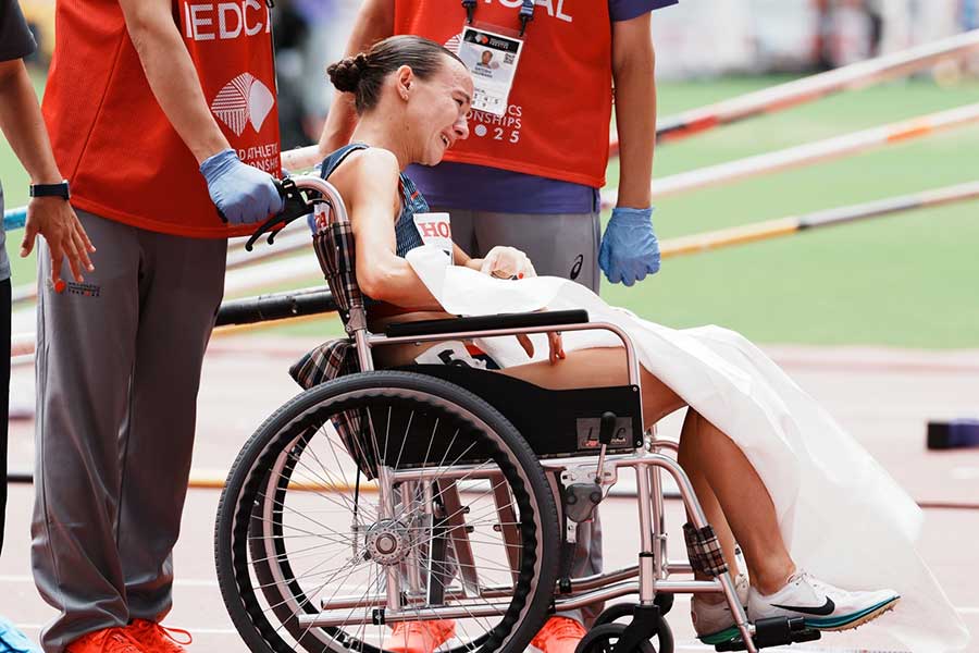 女子3000メートル障害、車いすに乗って涙を流しながら退場するサラ・テイト【写真：中戸川知世】