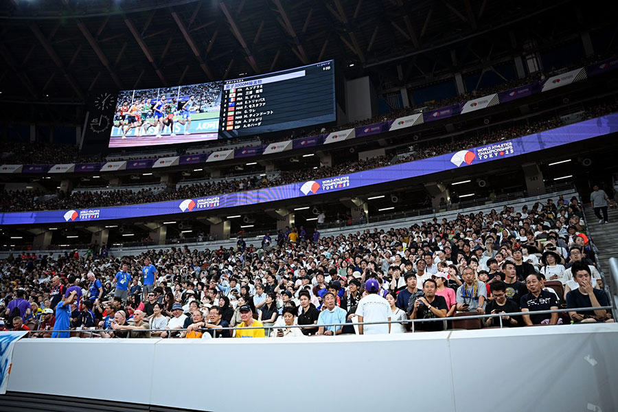 海外メディアがファンのユニークな暑熱対策を紹介した【写真：中戸川知世】