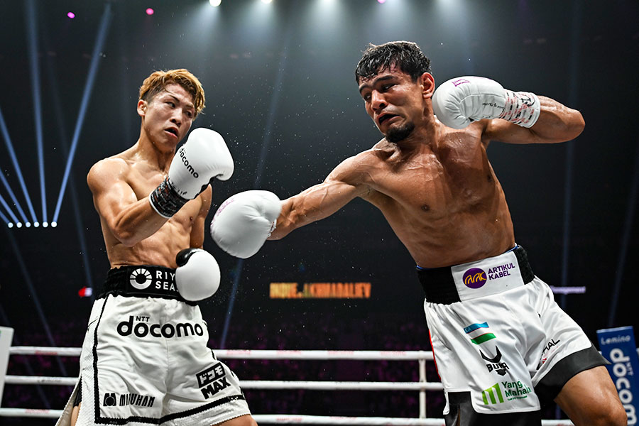 井上尚弥（左）と対戦し、敗れたアフマダリエフ【写真：山口フィニート裕朗/アフロ】
