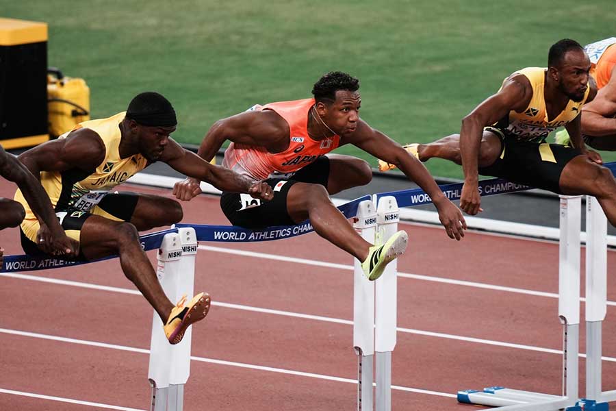 男子110メートル障害で5位入賞を果たした村竹ラシッド（中央）【写真：中戸川知世】