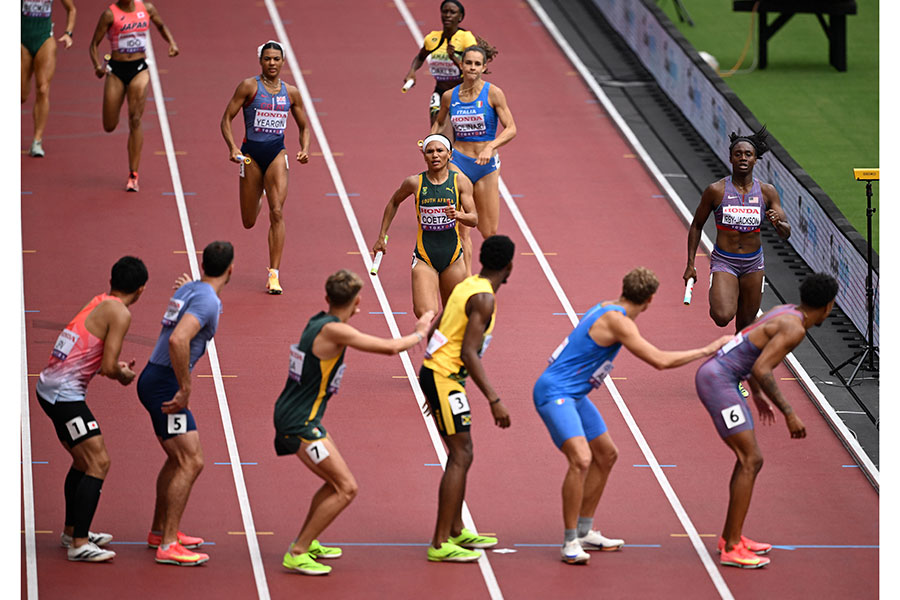 国立競技場では熱戦が繰り広げられている【写真：ロイター】