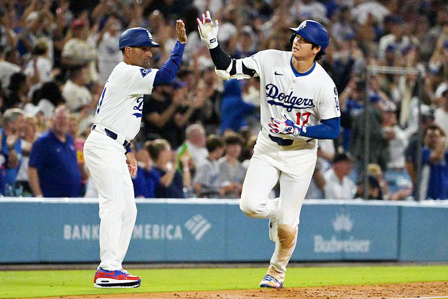 今季50号ソロを放ったドジャースの大谷翔平（右）【写真：ロイター】
