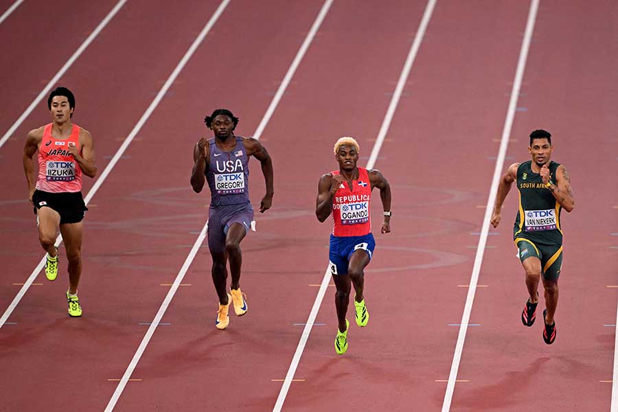 男子200メートル予選で敗退したロバート・グレゴリー（左から2人目）【写真：ロイター】