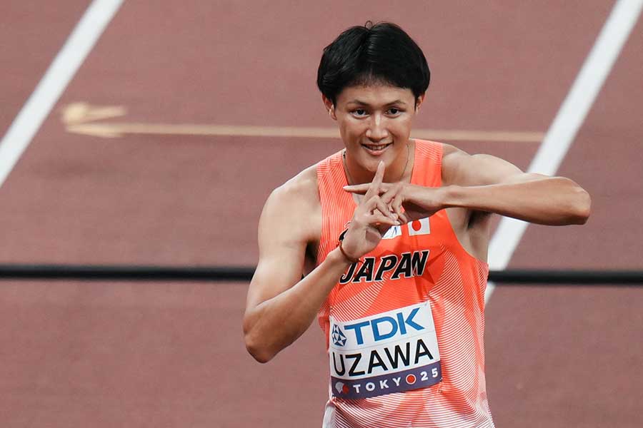 男子200メートル、NARUTOのポーズをする鵜澤飛羽【写真：中戸川知世】