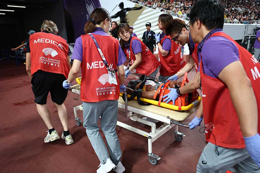 女子3000メートル障害決勝、担架で運ばれるペルース・チェムタイ【写真：ロイター】