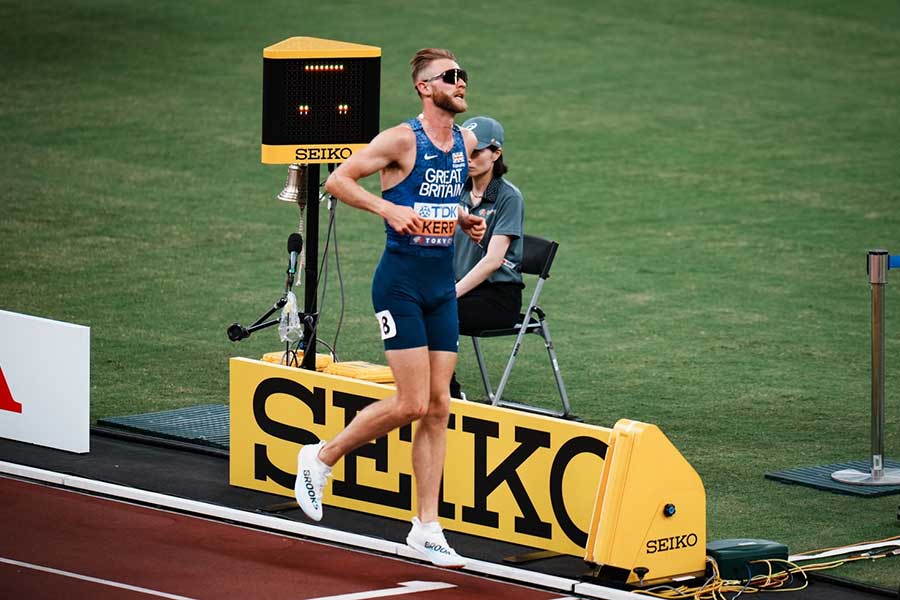 男子1500メートル決勝、ゴールするジョシュ・カー【写真：中戸川知世】