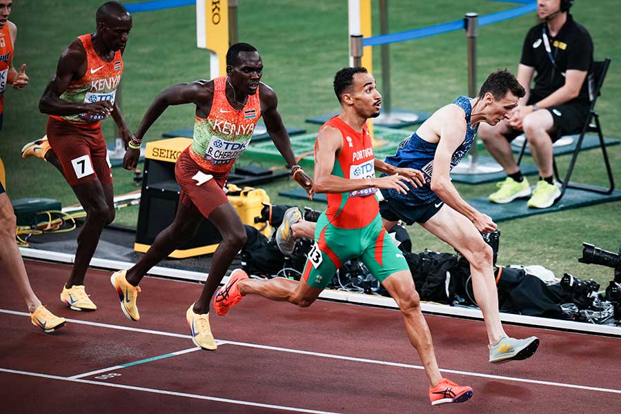 男子1500メートル決勝、ゴール前で逆転したポルトガルのイザーク・ナデル(手前)【写真:中戸川知世】