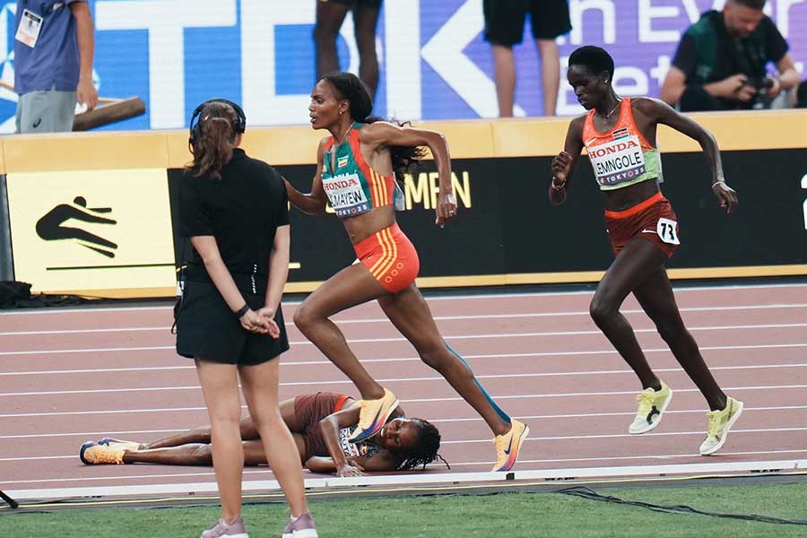 女子3000メートル障害決勝、レース中に倒れたペルース・チェムタイ【写真：中戸川知世】