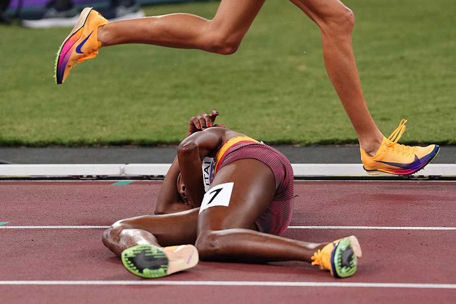女子3000メートル障害決勝、転倒したペルース・チェムタイ【写真:ロイター】