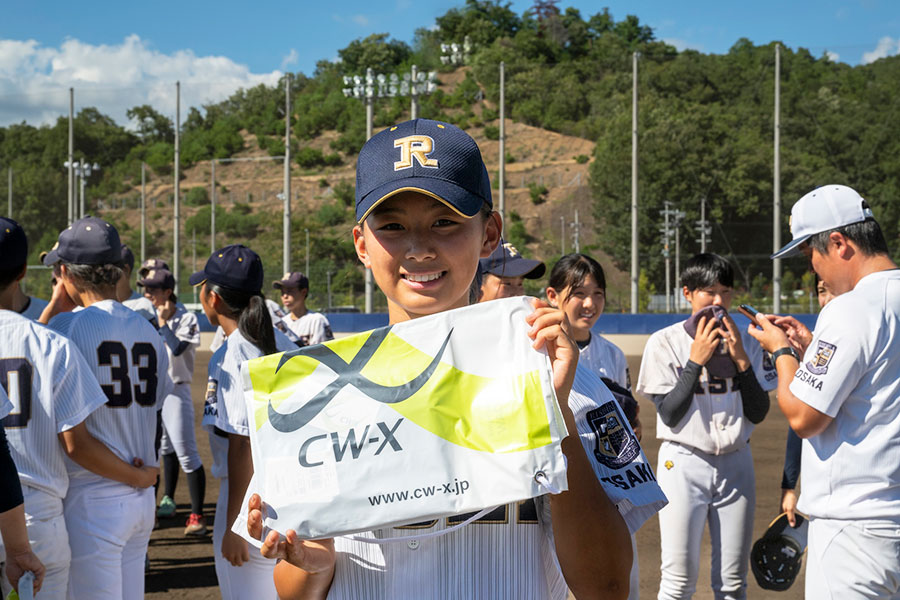 商品を受け取った履正社高等学校女子野球部の選手【写真提供:ワコール】