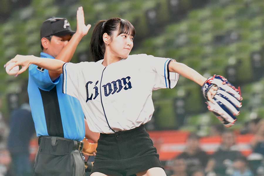 セレモニアルピッチに現れた小関舞【写真：羽鳥慶太】