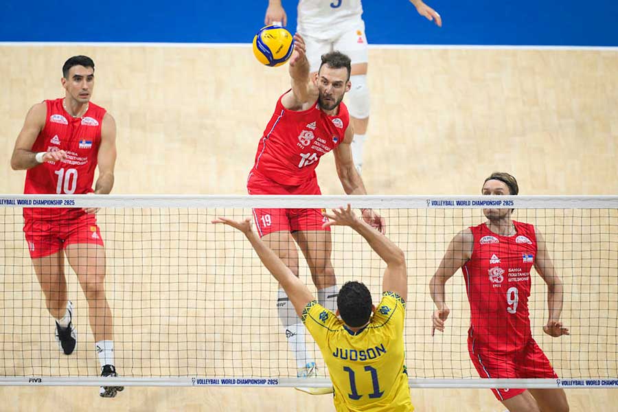 ブラジル戦でスパイクを打つセルビア【写真：Volleyball World提供】