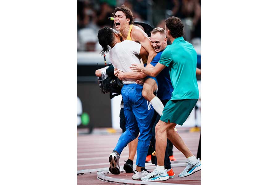 デュプランティス(左から2人目)に抱きつき、世界新を祝福する(左から)カラリス、ヘンドリクス、マーシャル【写真:中戸川知世】