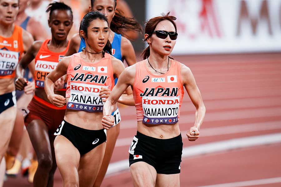 女子5000メートル予選で、田中希実をアシストする山本有真（先頭）【写真：中戸川知世】