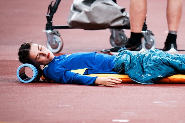 実写・眠れる森の美女じゃん」 寝袋をかけ…中継に映ったマフチフの