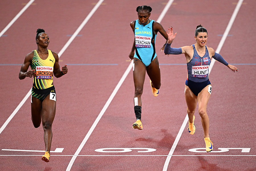 ゴール前20メートル付近で急失速したアンソニーク・ストラチャン（中央）【写真：ロイター】