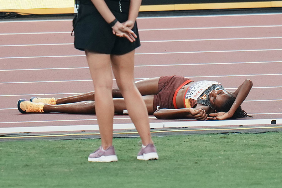女子3000メートル障害レース中に倒れたペルース・チェムタイ【写真：中戸川知世】