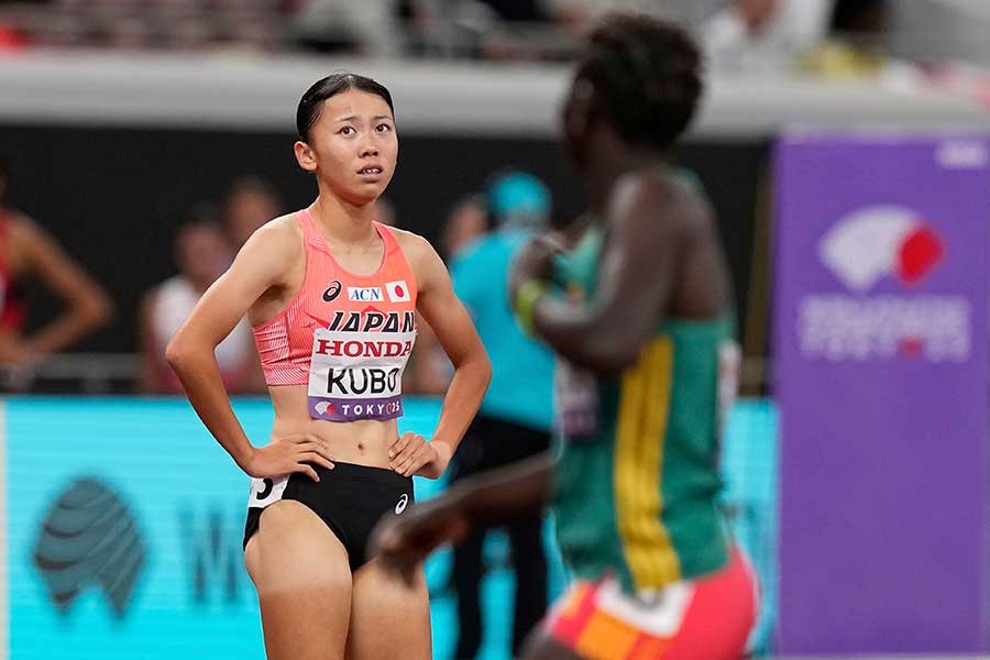 レース後、呆然とする久保凛【写真：AP/アフロ】