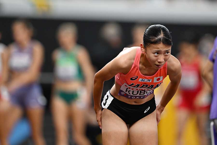 一礼する久保【写真：松尾/アフロスポーツ】