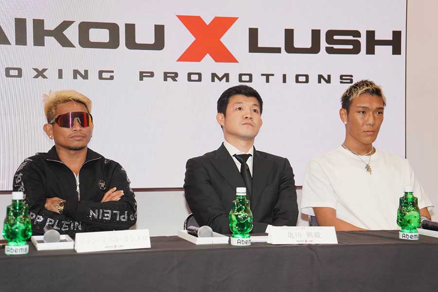 会見に出席したジョンリエル・カシメロ、亀田興毅氏、亀田京之介（左から）【写真：澤田直人】