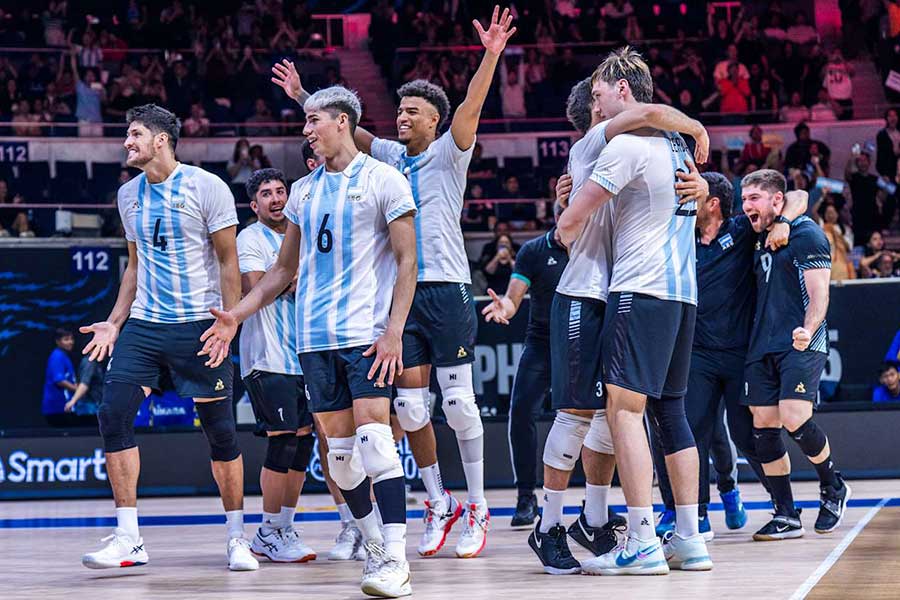 フランスに勝利して喜ぶアルゼンチンの選手たち【写真：Volleyball World提供】