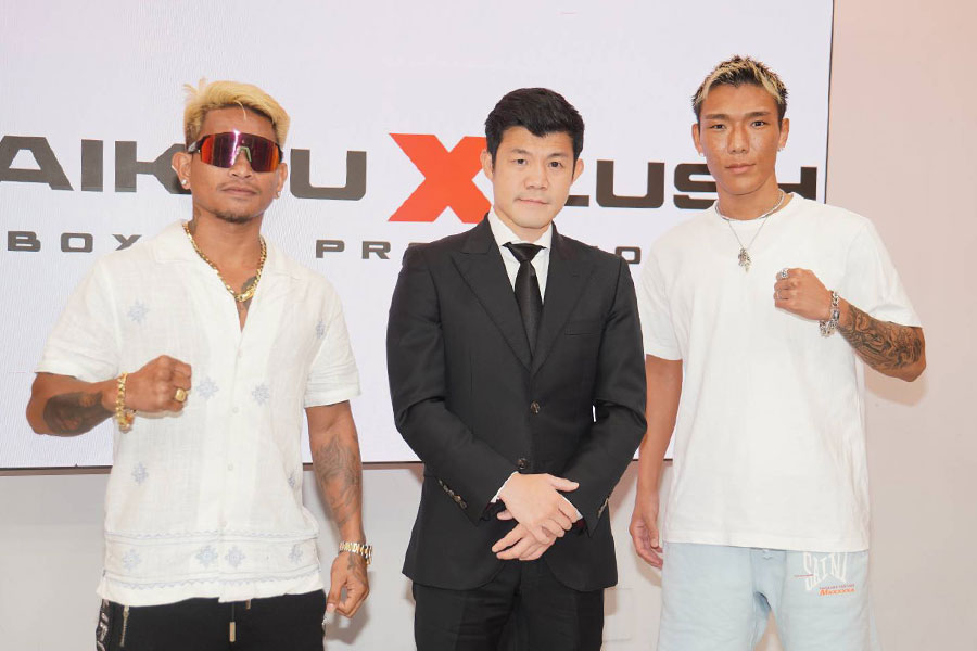 会見に出席したジョンリエル・カシメロ、亀田興毅氏、亀田京之介（左から）【写真：澤田直人】