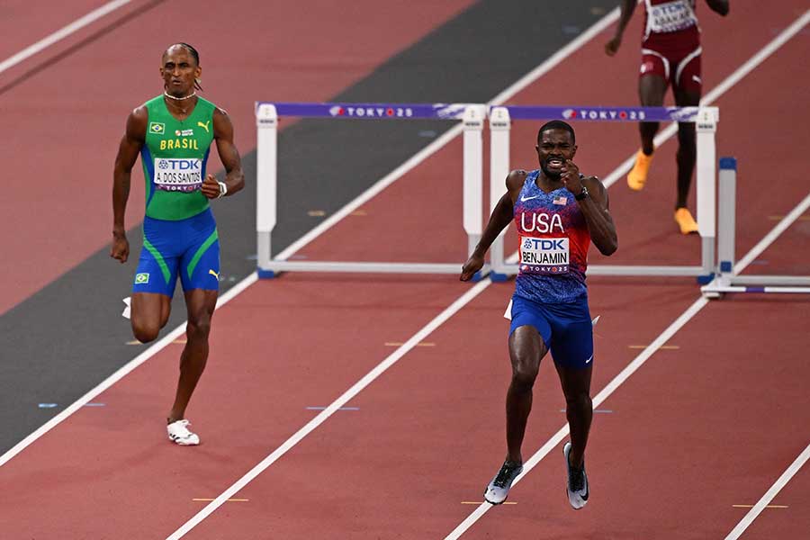 結果が二転三転し銀メダルに落ち着いたアリソン・ドスサントス(左)【写真:ロイター】