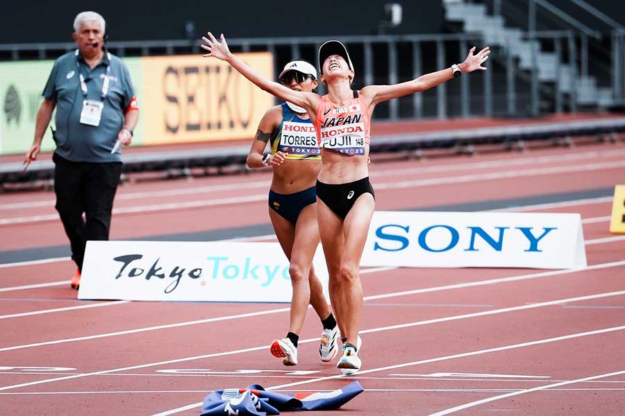 女子20キロ競歩、銅メダルを獲得した藤井菜々子（右）と4位のトレス【写真：中戸川知世】