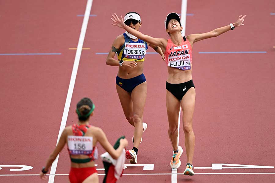女子20キロ競歩、藤井菜々子（右）を猛追するも4位だったパウラミレナ・トレス【写真：ロイター】