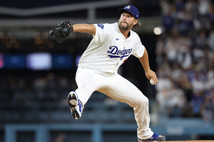 引退発表翌日の試合で先発しているドジャースのカーショー【写真：ロイター】