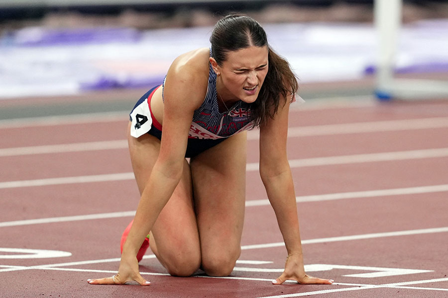 転倒したアビゲイル・ポーレットは痛そうな表情を浮かべ涙を流した【写真：ロイター】