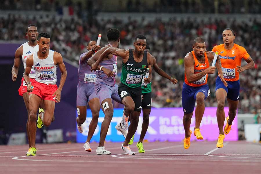 男子4×400メートルリレー、バトンパスを試みる米国代表（左から2チーム目）【写真：ロイター】