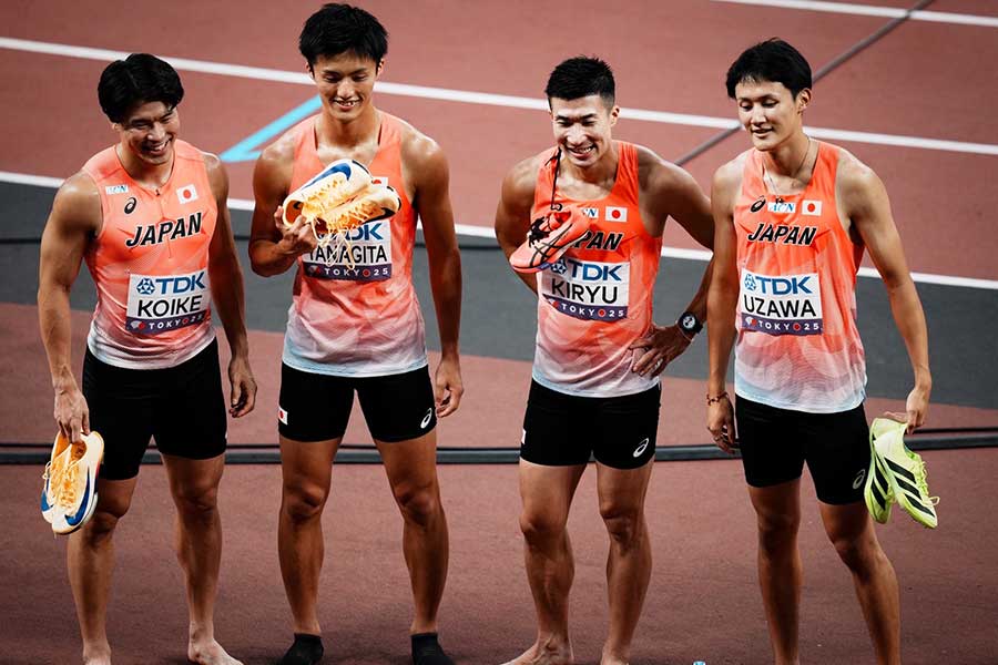 男子4×100メートルリレー、予選突破を喜ぶ日本代表（左から小池祐貴、柳田大輝、桐生祥秀、鵜澤飛羽）【写真：中戸川知世】