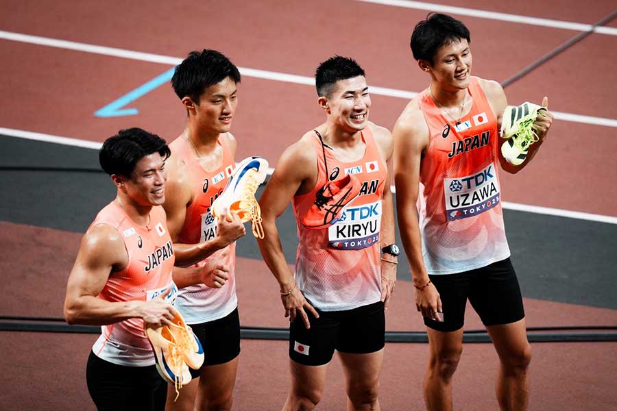 男子4×100メートルリレー、予選突破を喜ぶ日本代表（左から小池祐貴、柳田大輝、桐生祥秀、鵜澤飛羽）【写真：中戸川知世】