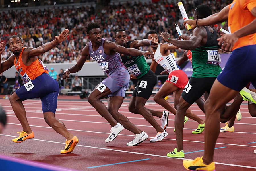 男子4×400メートルリレー、バトンパスする米国チーム【写真：ロイター】