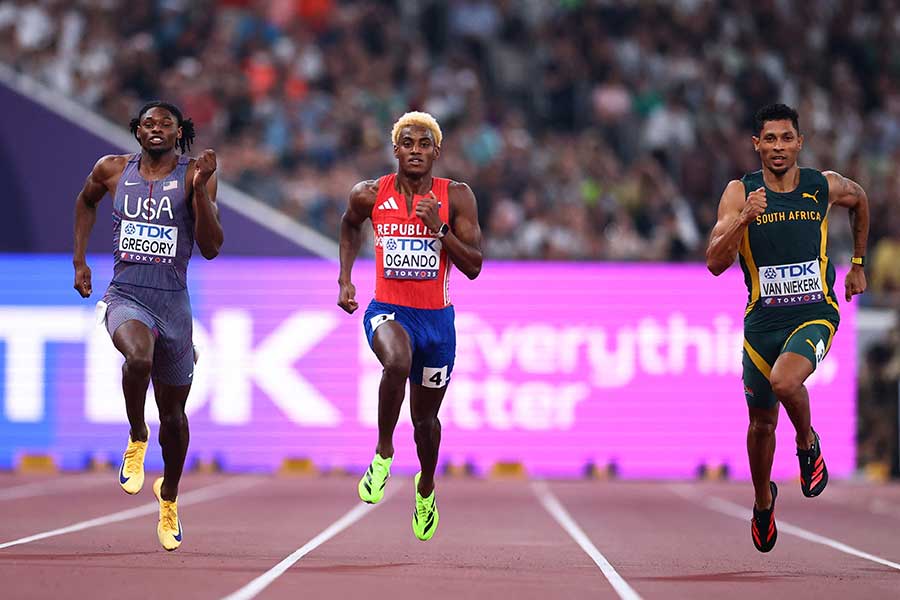 男子200メートル予選で敗退したロバート・グレゴリー（左）【写真：ロイター】