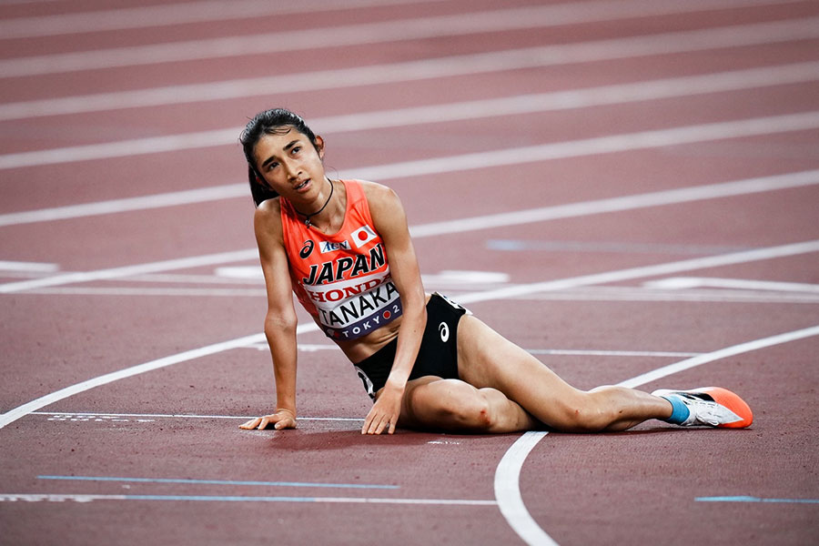 女子5000メートル決勝後に倒れ込む田中希実【写真：中戸川知世】