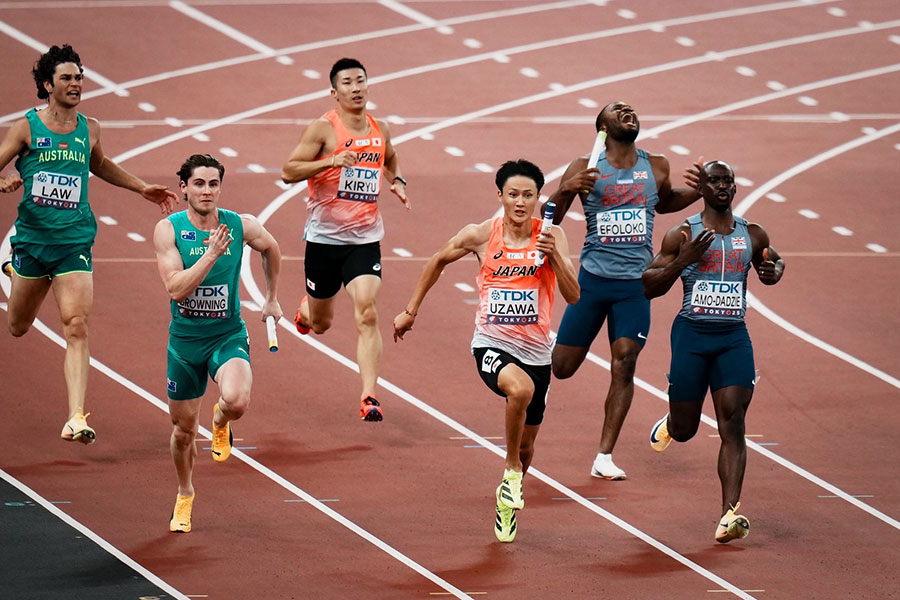 東京世界陸上の400mリレー予選を走る桐生（左から3番目）と鵜沢（同4番目）【写真：中戸川知世】
