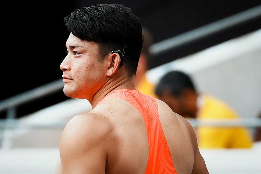 左耳に人工内耳を装着している男子円盤投げの湯上剛輝【写真：中戸川知世】