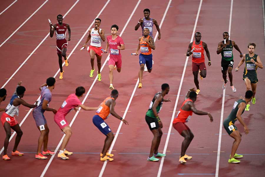 男子4×400メートルリレーで走るザンビア（右から2番目）【写真：ロイター】