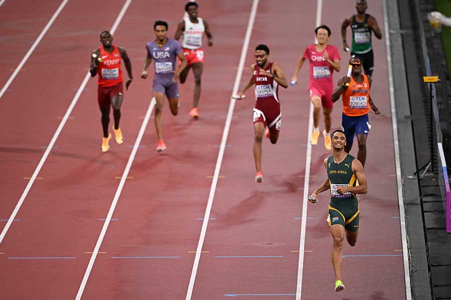 再レースする男子4×100メートル南アフリカ代表（手前）【写真：ロイター】