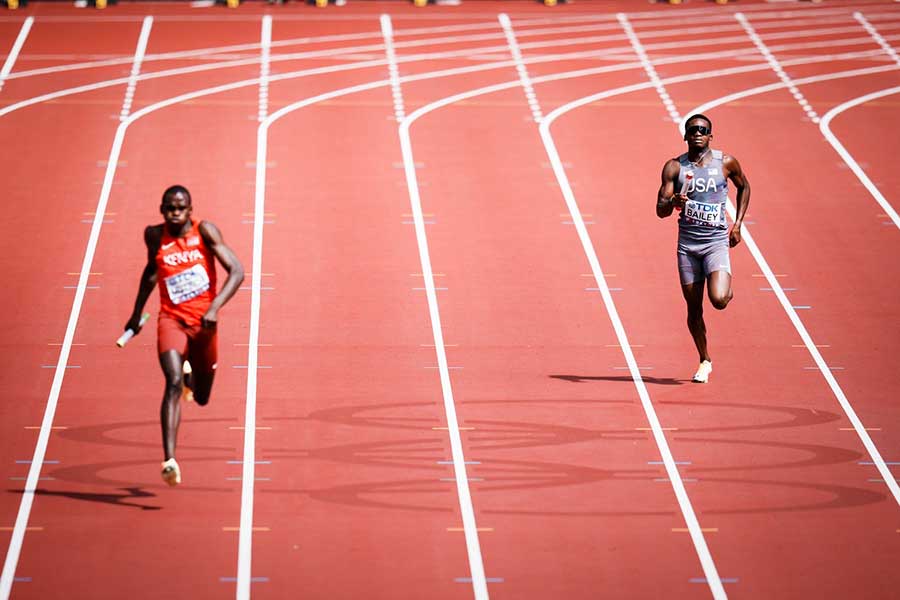 男子4×400メートルリレー、再レースをおこなった米国とケニア（左）【写真：中戸川知世】