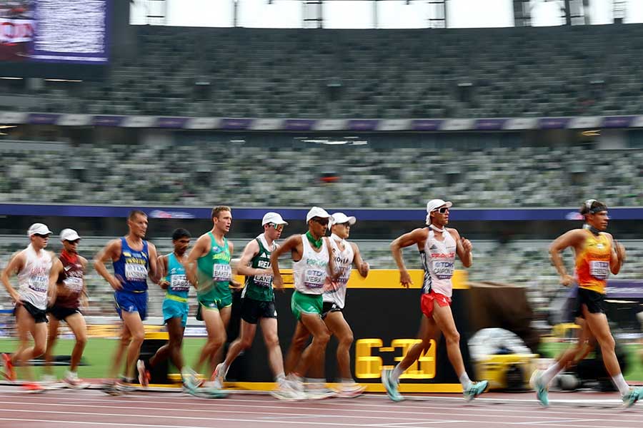男子35キロ競歩で20位に入ったジョアオ・ビエイラ(中央、白いウェア、緑パンツ)【写真:ロイター】