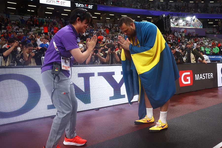 男子円盤投げ、スタッフにお辞儀する優勝したスタール【写真：ロイター】