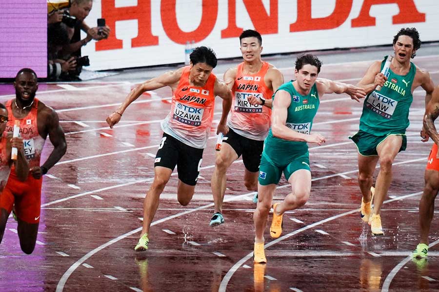 男子4×100メートルリレー決勝、バトンを渡す桐生祥秀【写真：中戸川知世】