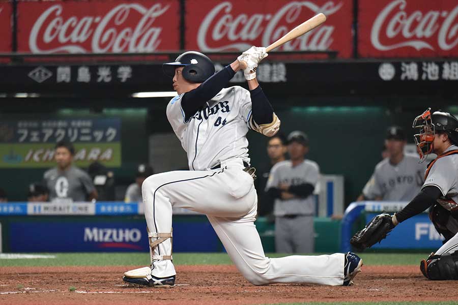 林冠臣はフルスイングでファンを沸かせる【写真：羽鳥慶太】