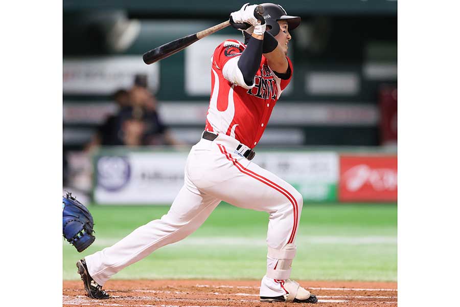 オリックス戦で2回に三塁打を放つソフトバンクの栗原陵矢【写真:産経新聞社】